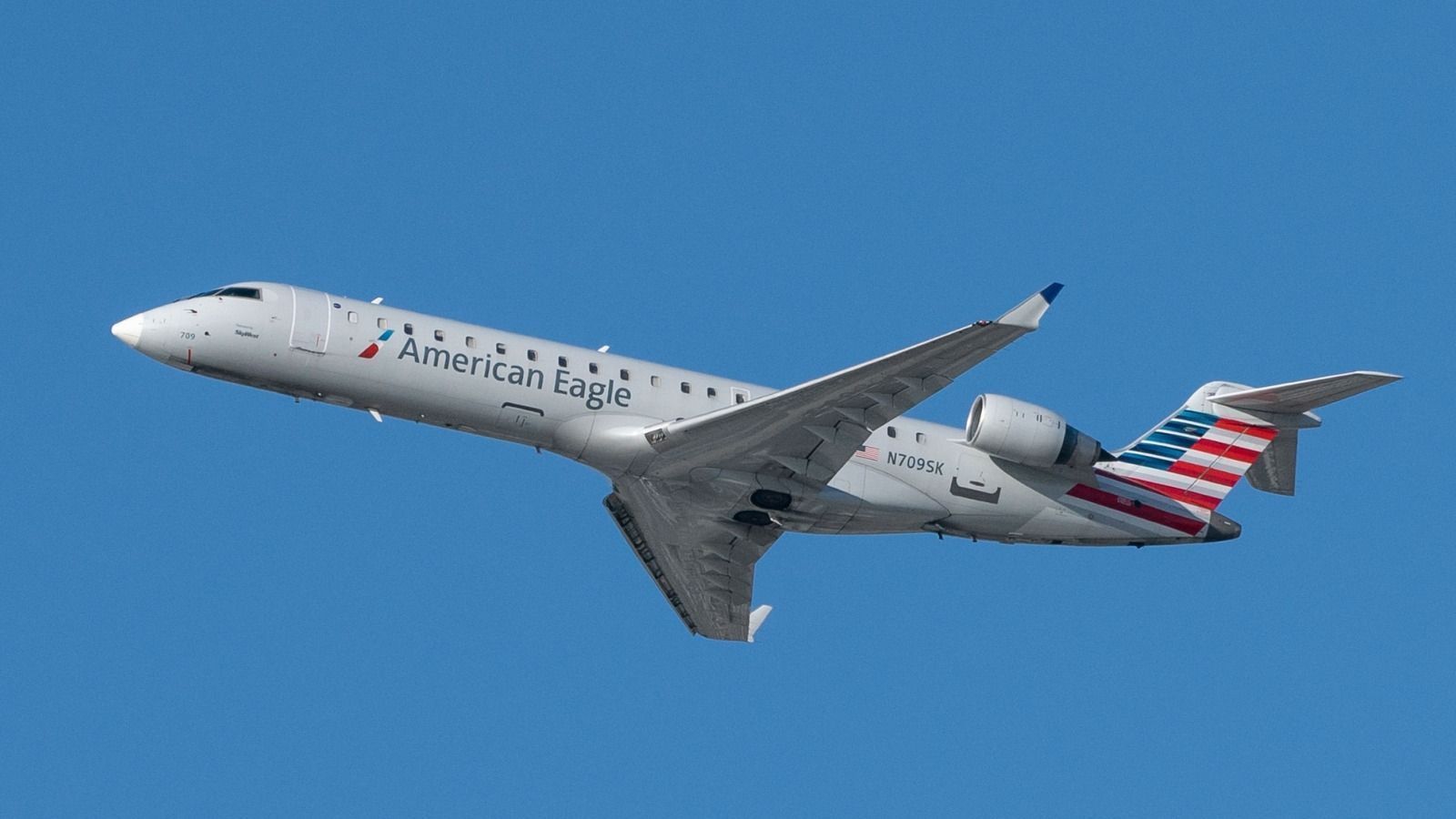 Modelo da aeronave Canadair Regional Jet 700 que colidiu com helicóptero nos EUA. • Reprodução