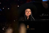 Lady Gaga canta música nova durante show beneficente em Los Angeles; ouça