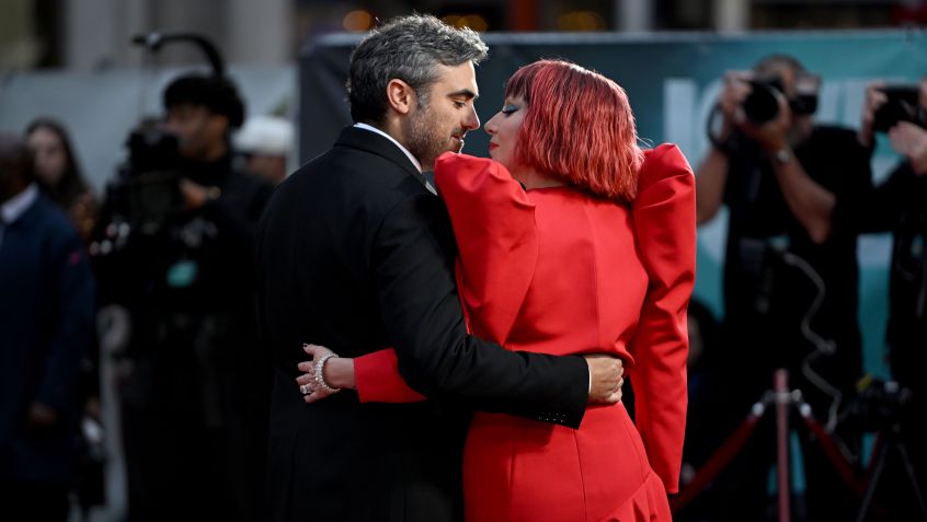 Lady Gaga foi com seu noivo Michael Polansky à pré-estreia de "Coringa: Delírio A Dois" no Reino Unido • Kate Green/Getty Images