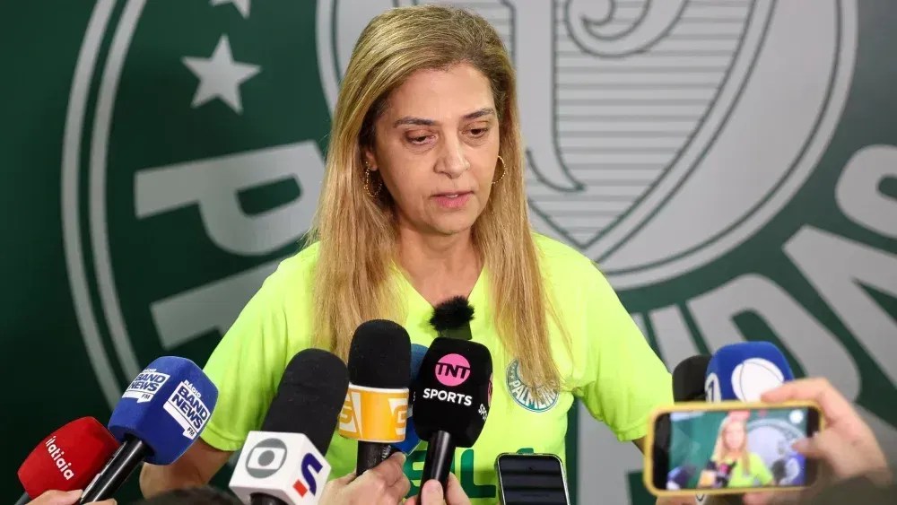 Leila Pereira, presidente do Palmeiras, concede entrevista à imprensa