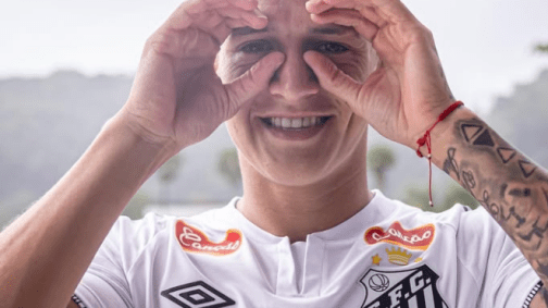 Leo Godoy com a camisa do Santos