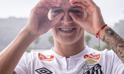 Leo Godoy com a camisa do Santos