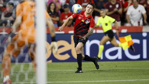 Léo Godoy em ação pelo Athletico-PR