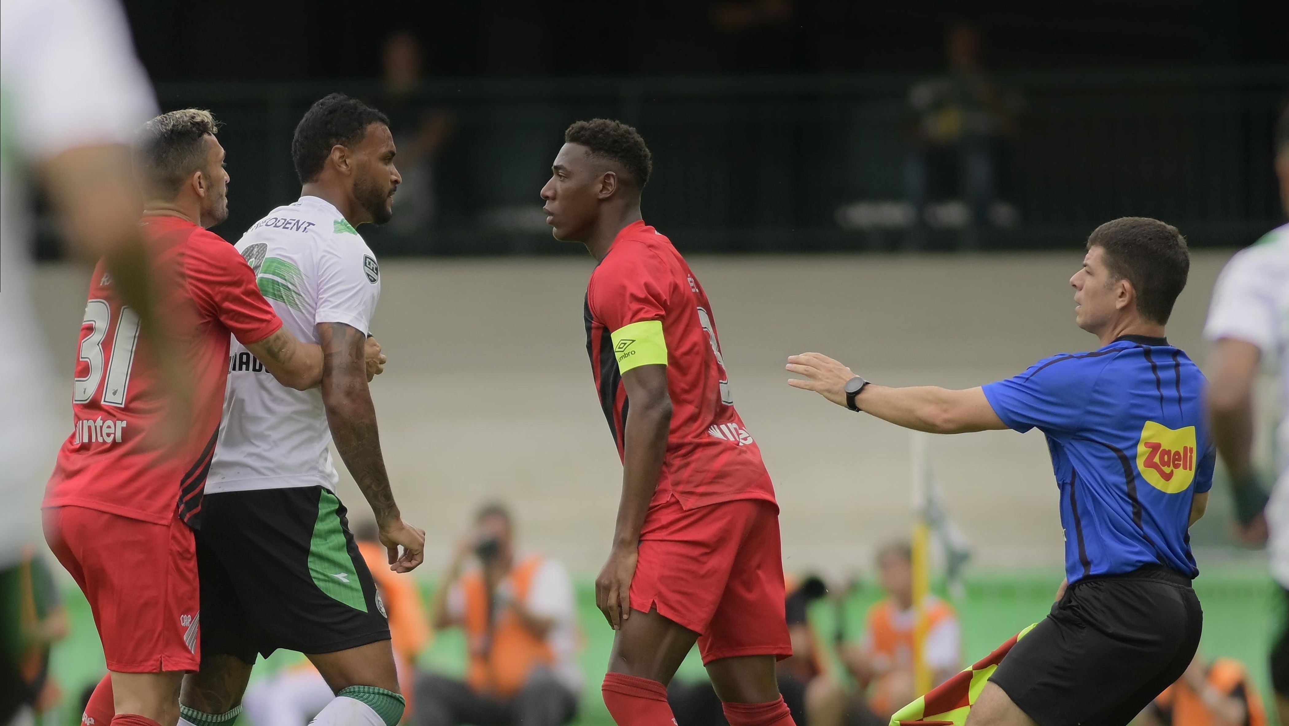 Zagueiro Léo, capitão do Athletico-PR, discute com adversário no clássico contra o Coritiba