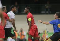 Zagueiro Léo, do Athletico-PR, sofre racismo após expulsão em clássico