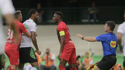 Zagueiro Léo, capitão do Athletico-PR, discute com adversário no clássico contra o Coritiba