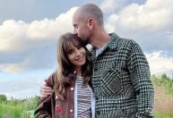 Lily Collins apresenta filha de barriga de aluguel; veja foto