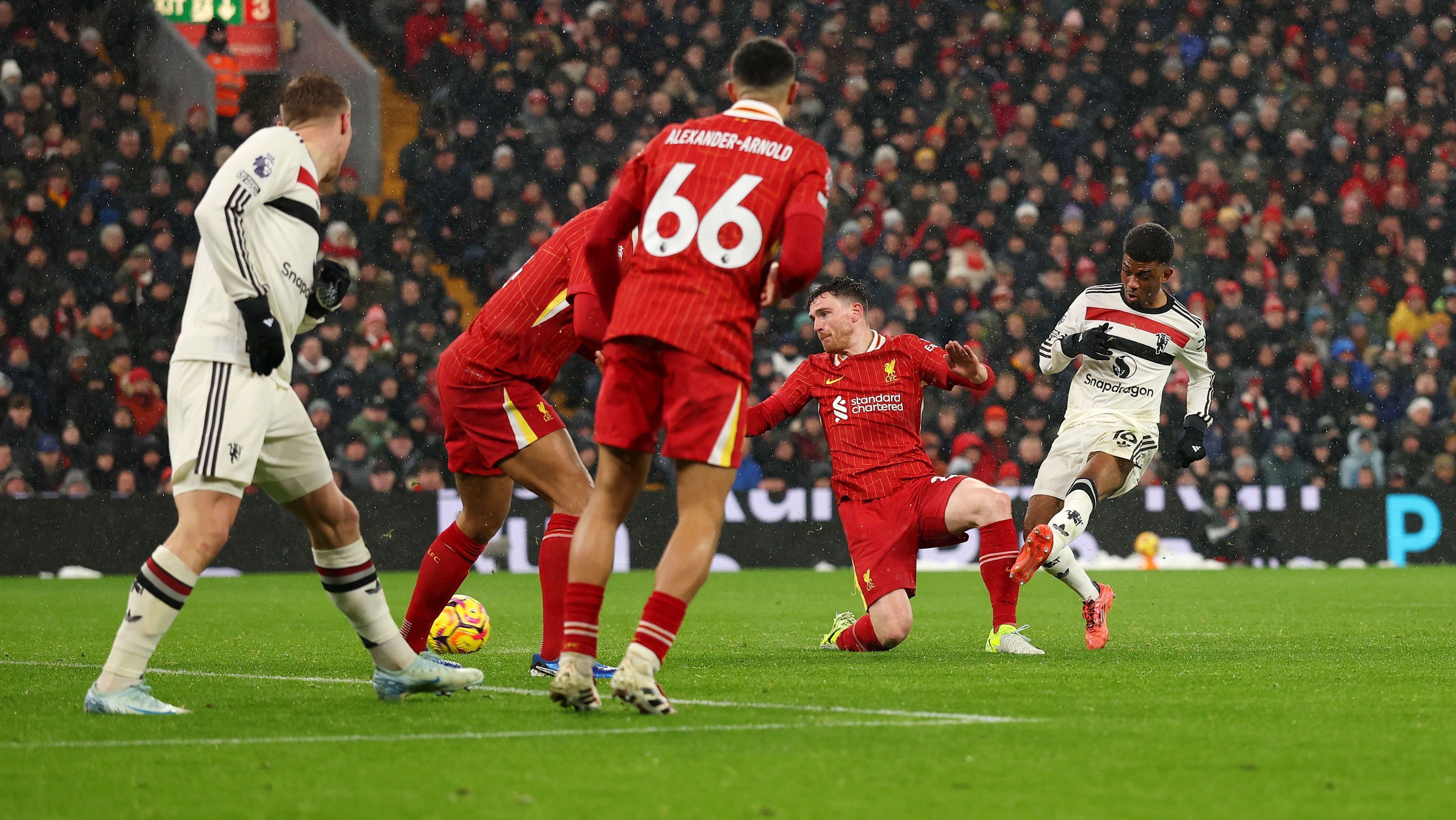 Amad Diallo finaliza para empatar o clássico entre Liverpool e Manchester United, em Anfield