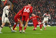Sob frio de 1º C, Liverpool e Manchester United empatam em clássico quente