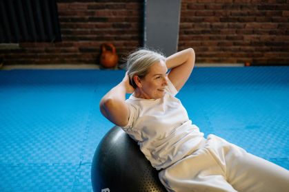 Mulher idosa fazer exercícios na bola de pilates