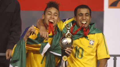 Neymar e Lucas Moura comemoram o título do Sul-Americano Sub-20 de 2011