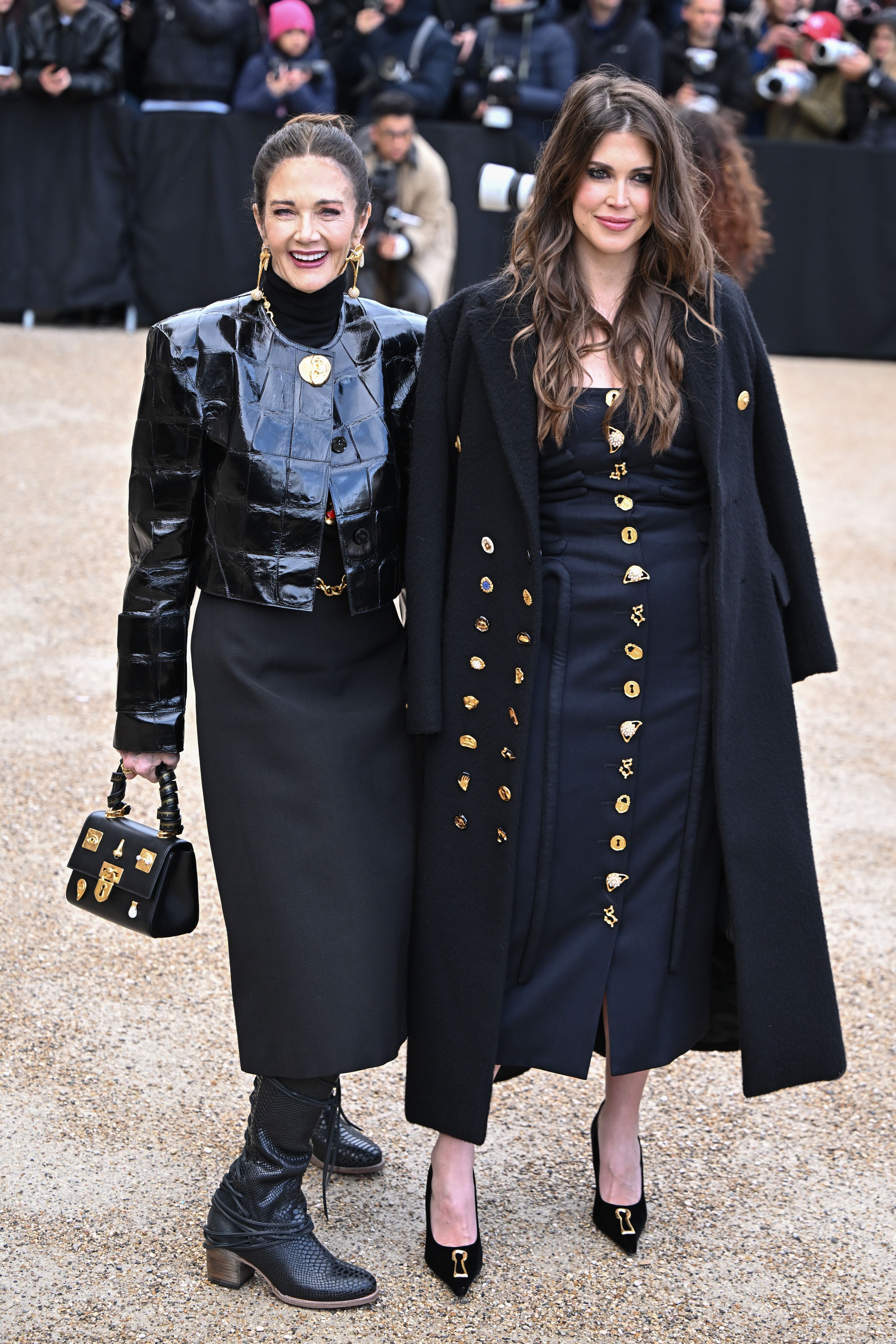 Lynda Carter e Jessica Altman na Semana de Moda de Paris • Stephane Cardinale - Corbis/Corbis via Getty Images