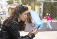 “Tecnoferência”: como a distração dos pais ao celular impacta os filhos?