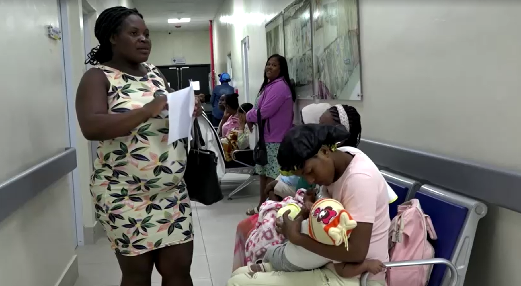 Mães haitianas em hospital na República Dominicana • Reuters