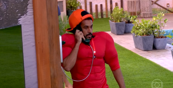 Maike atende o primeiro Big Fone do BBB25 neste sábado (25)