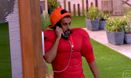 Maike atende o primeiro Big Fone do BBB25 neste sábado (25)