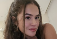 Maisa brinca sobre adolescência ao surgir de cabelo liso