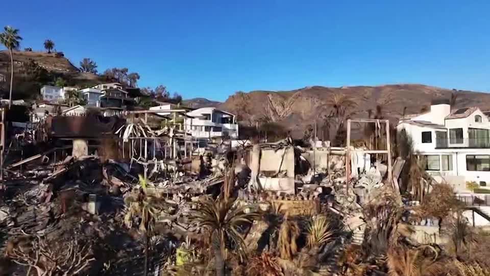 Vídeo de drone mostra danos em Malibu causados ​​pelo incêndio Palisades.
