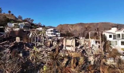 Vídeo de drone mostra danos em Malibu causados ​​pelo incêndio Palisades.