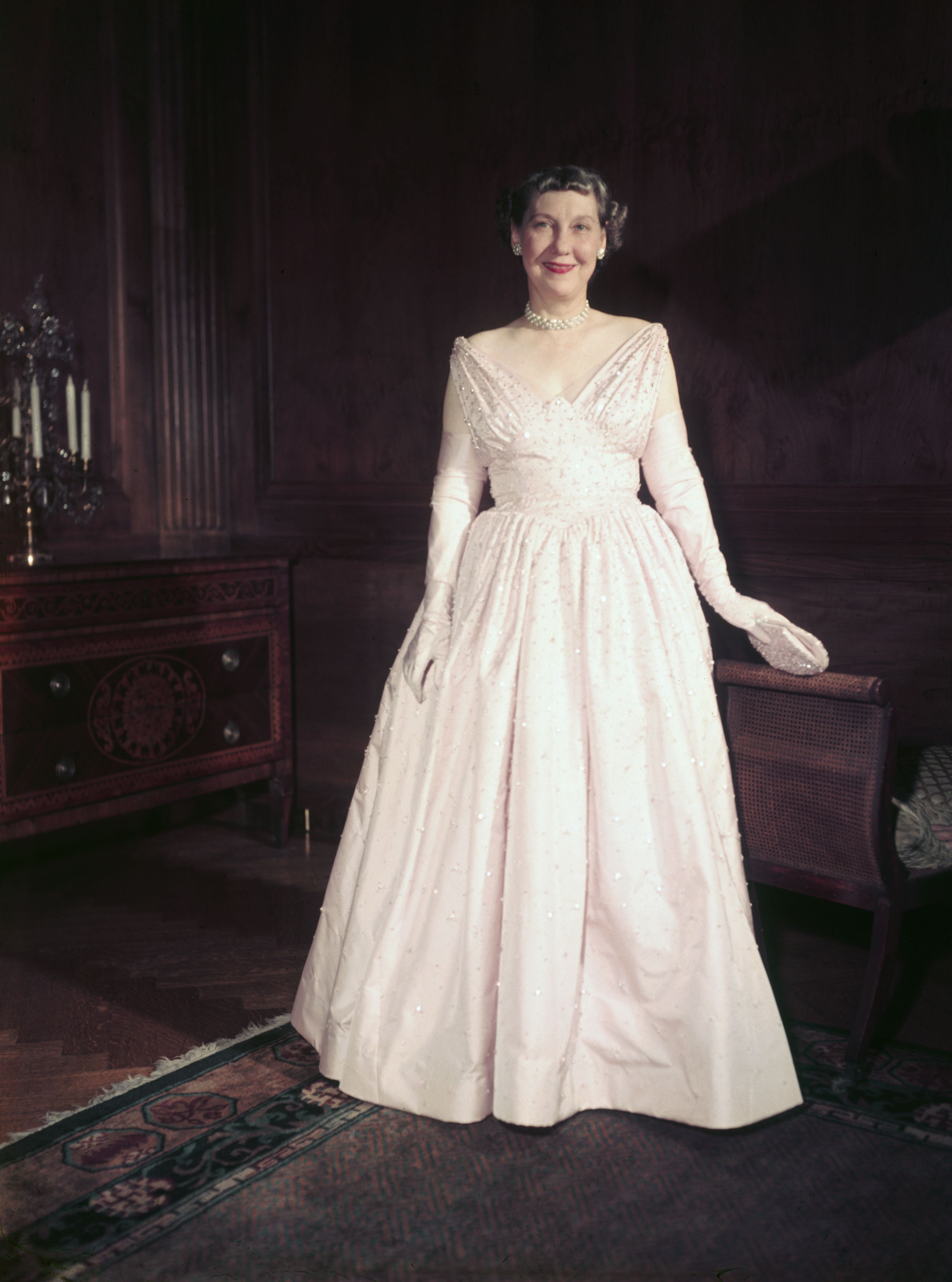 Mamie Eisenhower em seu primeiro vestido de posse em 1953. • Bettman/Getty Images