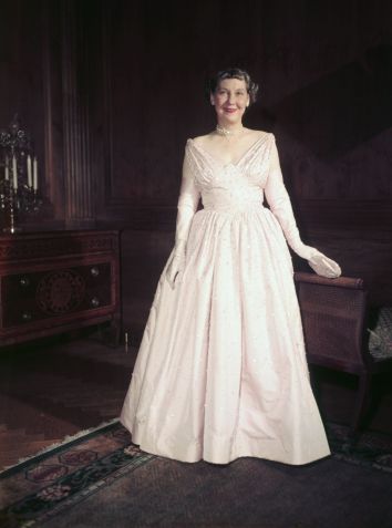 Mamie Eisenhower em seu primeiro vestido de posse em 1953. • Bettman/Getty Images