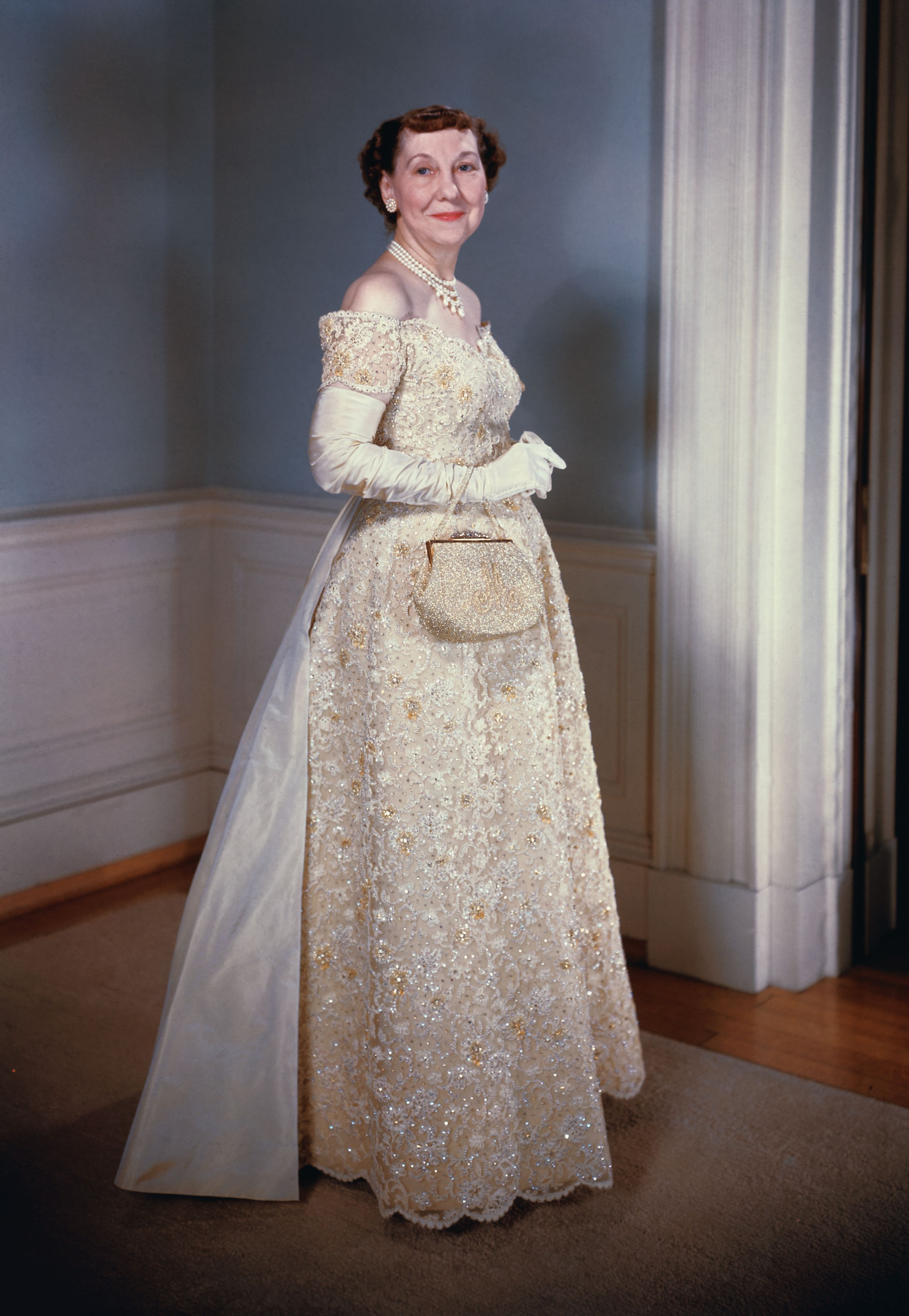 Em 1957, Mamie Eisenhower incluiu uma sutil autopromoção em sua bolsa • Bettman/Getty Images
