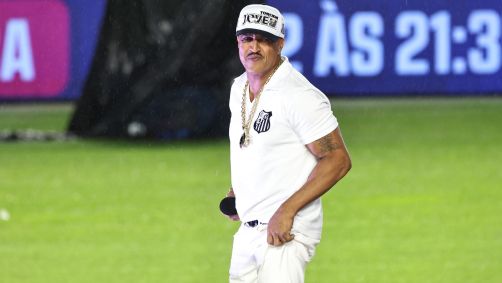 Mano Brown canta em festa de Neymar na Vila Belmiro