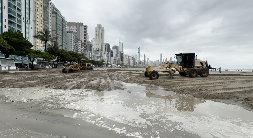 A faixa de areia da praia foi alagada levando parte da água com detritos para o mar. • Reprodução/Prefeitura de Balneário Camboriú