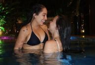Mari Fernandez e namorada curtem piscina e se declaram: "Minha jujuba"