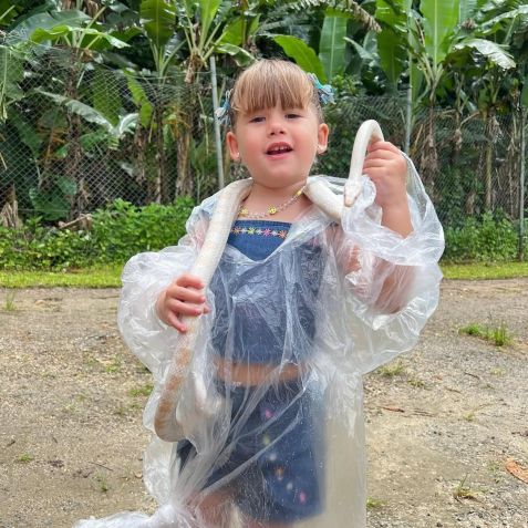 Maria Alice segura cobra durante safari • Instagram/Virginia