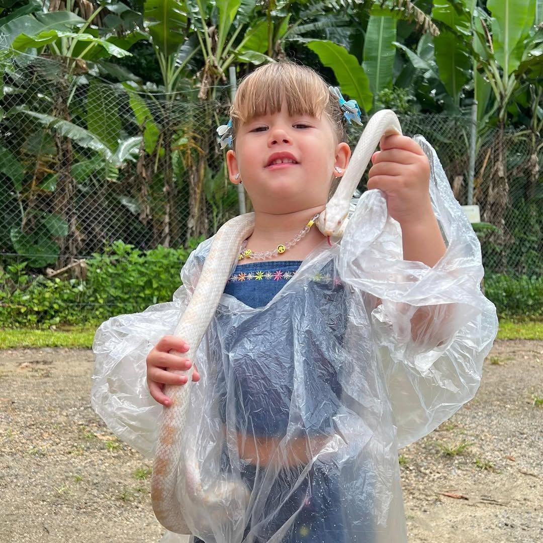 Maria Alice segurando uma cobra • Instagram/Virginia