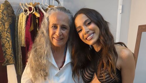 Anitta tirou foto com Maria Bethânia nos bastidores do Réveillon da praia de Copacabana, no Rio de Janeiro