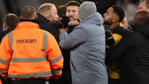 Matheus Cunha arranca óculos de funcionário do Ipswich Town em confusão na Premier League