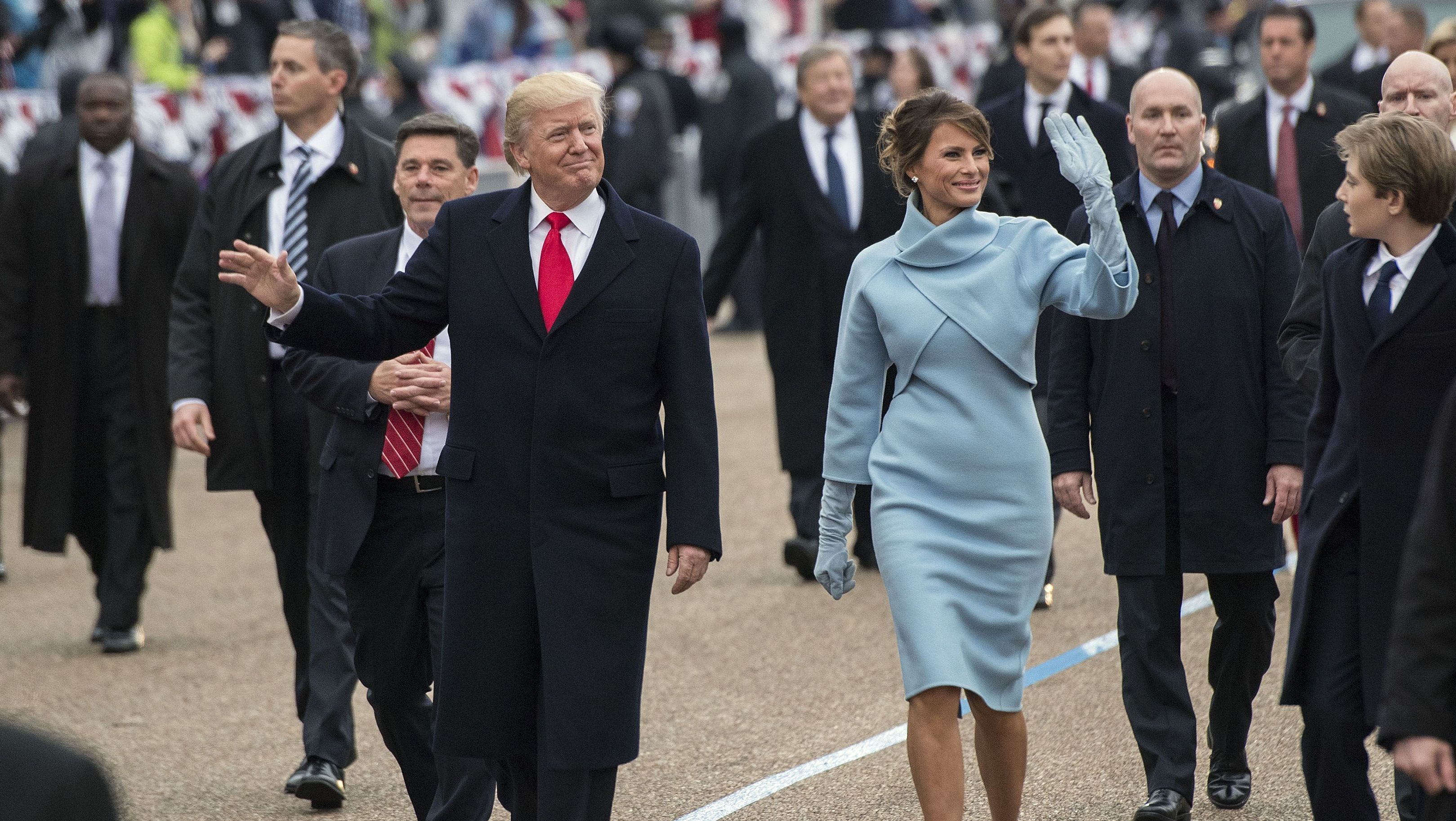 Melania Trump usou um look Ralph Lauren na primeira posse de Donald Trump, em 2017