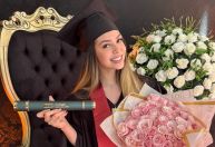 Melody publica fotos da formatura no ensino médio e comemora: "Acabei"