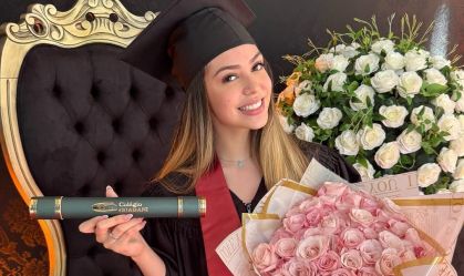 Melody publica fotos da formatura no ensino médio e comemora: "Acabei"
