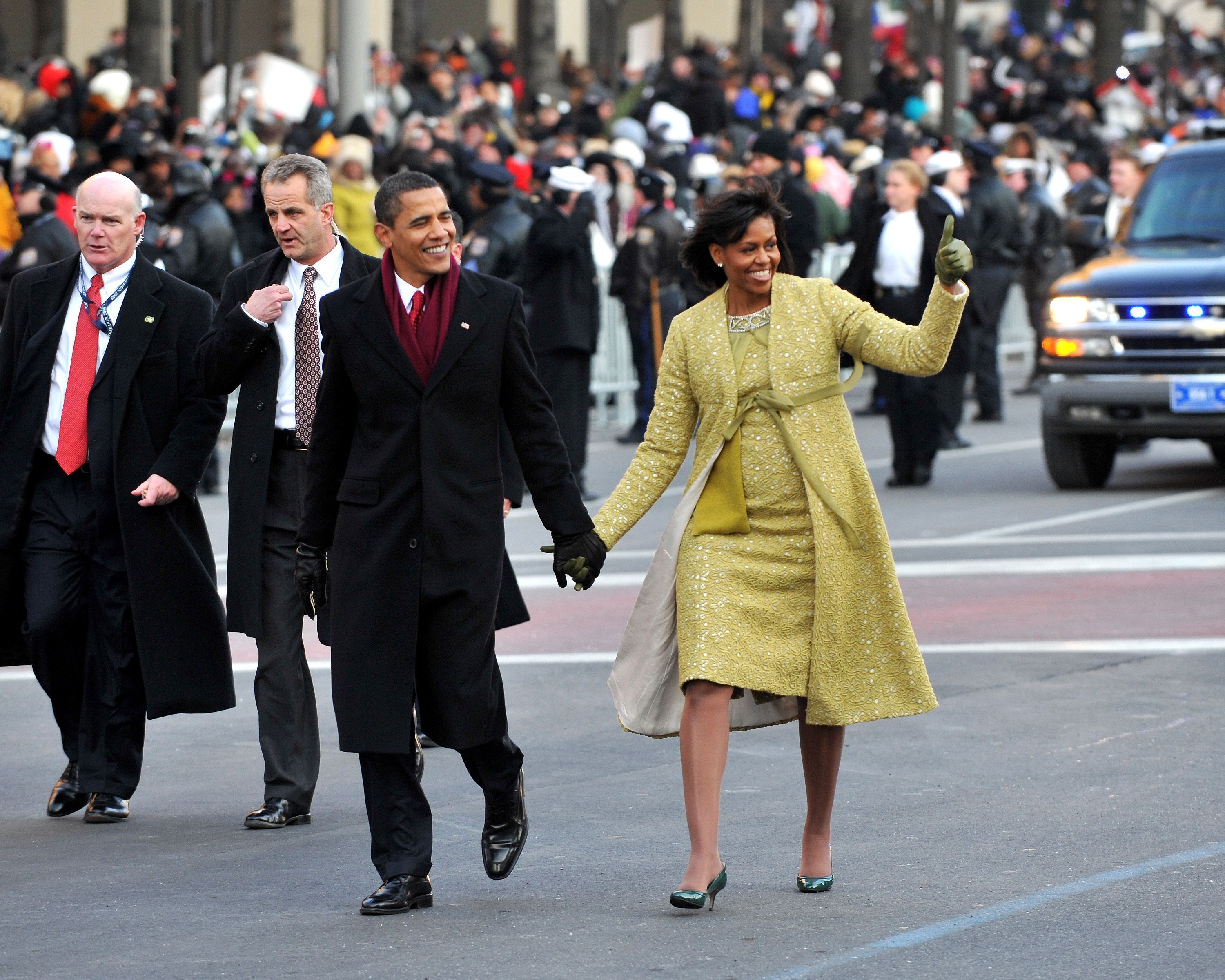 Michelle Obama selecionou cuidadosamente seus looks de grife para o dia, mas foram suas humildes luvas que chamaram mais atenção • Ron Sachs-Pool/Getty Images