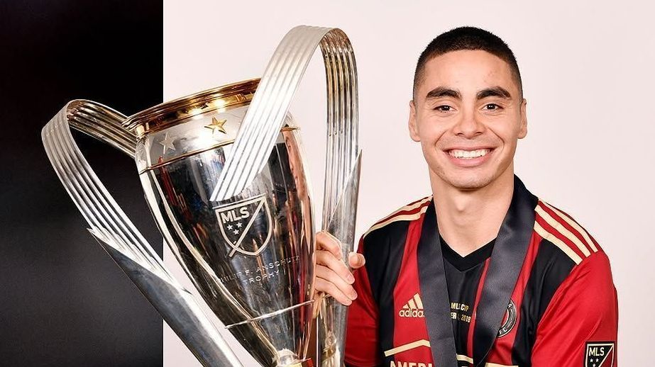 Miguel Almirón com a taça da MLS conquistada com o Atlanta United