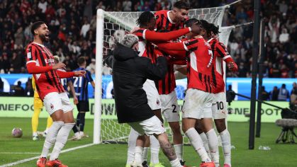 Jogadores do Milan comemoram o gol da vitória sobre a rival Inter na final da Supercopa da Itália