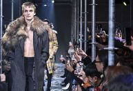 Jeans com jeans, pele e couro: as tendências da moda masculina para 2025