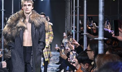 Jeans com jeans, pele e couro: as tendências da moda masculina para 2025