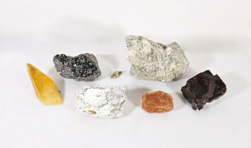 Exemplos de minerais originários da Terra encontrados em amostras do asteroide Bennu • Greg Polley, Smithsonian