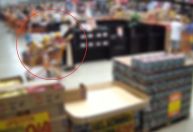 Vídeo: mulher enche o carrinho de compras e deixa mercado sem pagar no PR