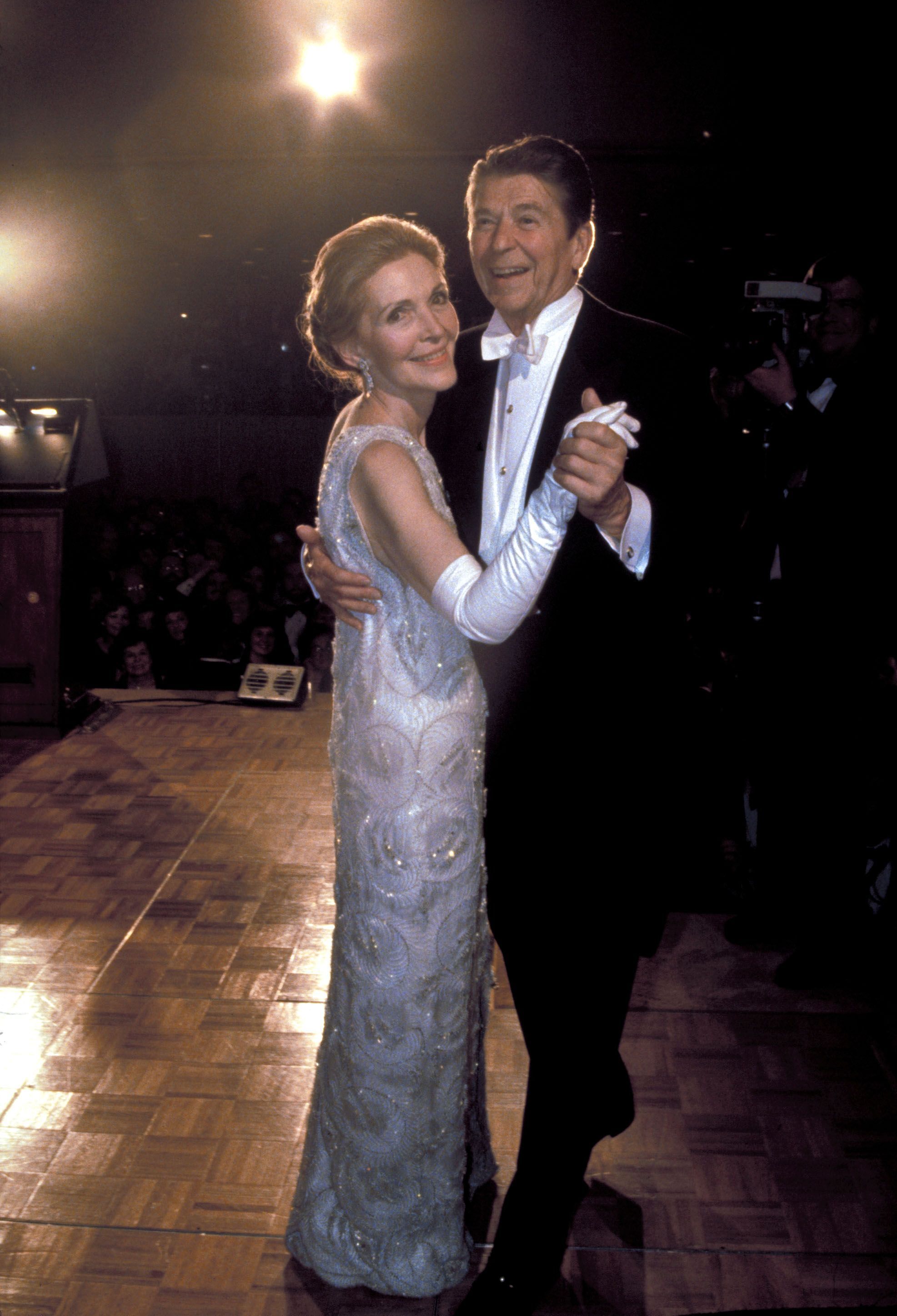 Vestido glamuroso de um ombro só de Nancy Reagan sinalizou uma mudança na alta costura • Bettmann/Getty Images