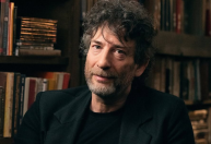 Quem é Neil Gaiman, acusado de abuso sexual por funcionárias e fãs