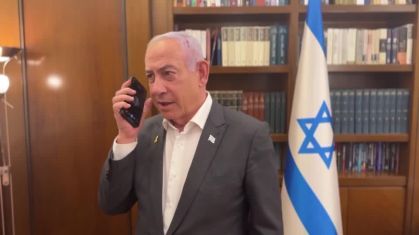 O gabinete do primeiro-ministro de Israel, Benjamin Netanyahu, divulgou um vídeo neste domingo (19) mostrando a reação dele ao receber a notícia da libertação de três reféns israelenses pelo Hamas.