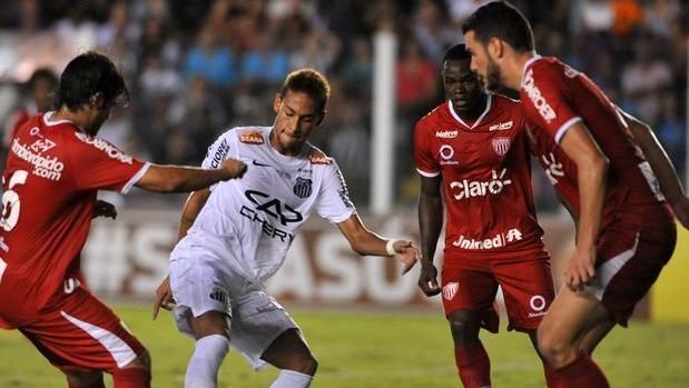 Neymar disputa a bola no duelo entre Santos e Mogi Mirim em 2011