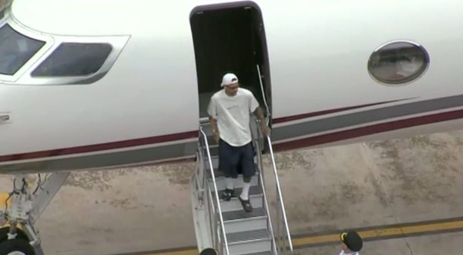Neymar chega ao Brasil para assinar com o Santos