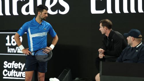 Novak Djokovic conversa com o agora treinador Andy Murray no Australian Open