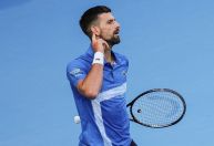 Djokovic volta à velha forma, bate Machac e avança no Australian Open